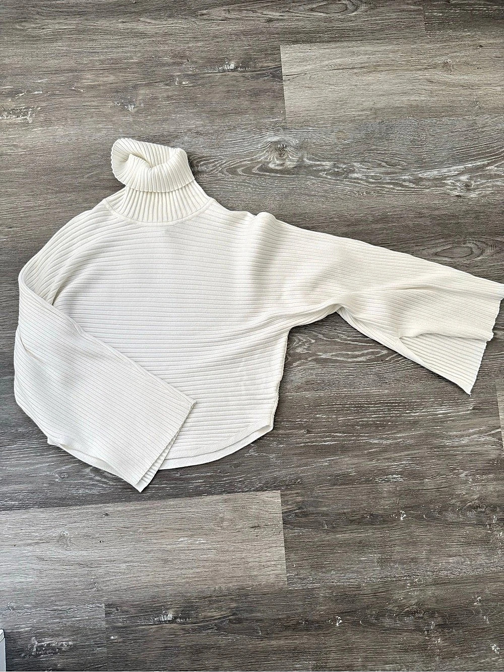 Pink Rose Ribbed Turtleneck Sweater in White Size Large